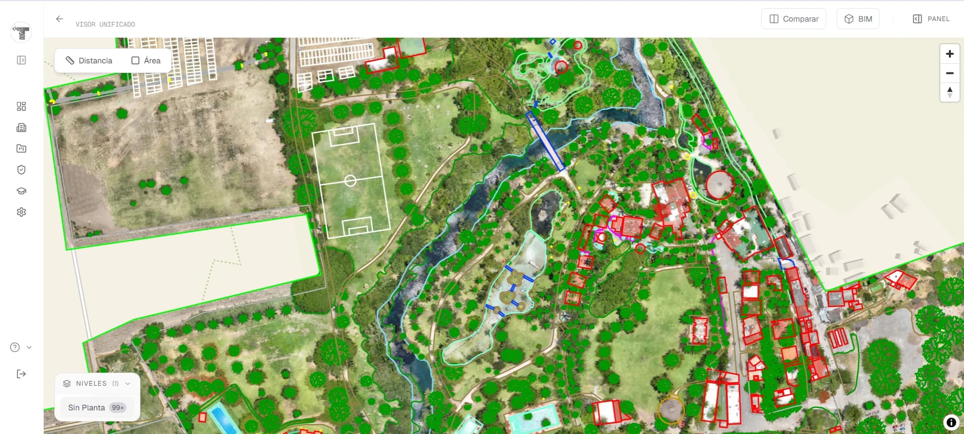 Capas georreferenciadas del parque con edificios, infraestructura y arbolado sobre el ortomosaico